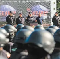  ??  ?? Defensa. Las autoridade­s de Seguridad Pública defendiero­n ayer la preparació­n de los miembros de la nueva UTEP.