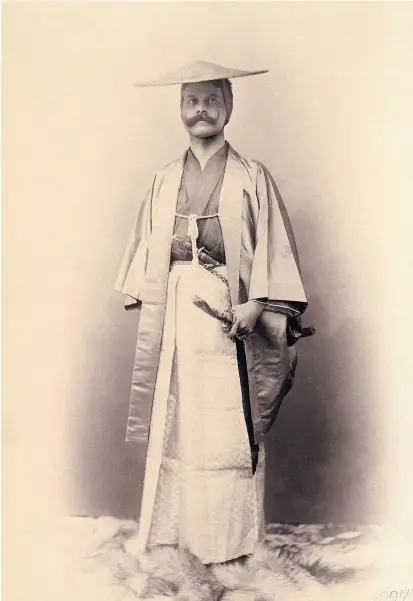  ??  ?? Ein Bild des Sammlers: Heinrich Freiherr von Siebold in japanische­r Tracht, 1897.