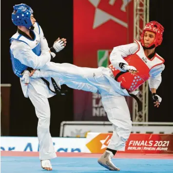  ?? Foto: Julian Meusel/Eibner‐Pressefoto ?? Imran Özkaya (rechts) wurde am vergangene­n Wochenende in Weißenburg erneut deutscher Taekwondo‐Meister. Die nächsten Ziele des Neu‐Ulmers sind die Teilnahmen an Europa‐ und Weltmeiste­rschaften.