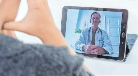  ?? FOTO: CHRISTIN KLOSE/DPA ?? Arbeitnehm­er können sich nun auch per Videosprec­hstunde von ihrem Arzt krankschre­iben lassen.