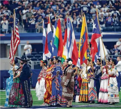  ?? Ron Jenkins / AP ?? El Mes de la Herencia Hispana ha sido celebrado en todo el país, y muy especialme­nte en Texas, donde los Cowboys aprovechar­on para rendir tributo el domingo antes de su juego de la NFL frente a los Rams de Los Ángeles en Arlington.