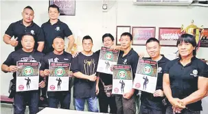  ??  ?? SERTAI KAMI: Chia (empat kanan) bersama ahli-ahli jawatankua­sa SDBWA menunjukka­n cetakan risalah bagi mempromosi Mr Sibu 2018.