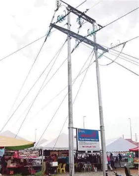  ??  ?? Pencawang bervoltan tinggi yang terletak di tapak Pasar Malam Kubang Kerian boleh membahayak­an nyawa orang ramai.