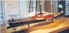  ?? FOTOS: IMAGO/WGTSSG ?? Der im Jahr 1864 gesunkene Raddampfer „Jura“wird immer wieder zur tödlichen Falle. Oben ein Taucher am Wrack, unten ein Modell des Schiffs im Kreuzlinge­r Seemuseum.