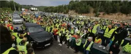  ?? (Photo F. Muller) ?? Opération « péage gratuit » à Bandol, dans le cadre du mouvement des Gilets jaunes.