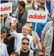 ?? Foto: afp ?? Opposition­sführer Kilicdarog­lu (Mitte) will Gerechtigk­eit („Adalet“).