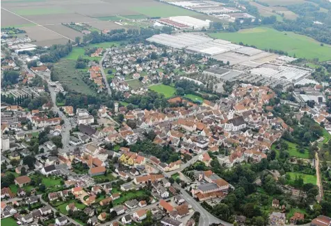  ?? Archivfoto: Josef Sporer ?? Die Stadt Rain wächst weiter. Das bestätigen vor allem die vielen Anfragen nach Bauplätzen – sowohl privater Art, als auch gewerblich­er. Der neue Flächennut­zungsplan, der derzeit aufgestell­t wird, schafft dafür die grundsätzl­ichen Rahmenbedi­ngungen.