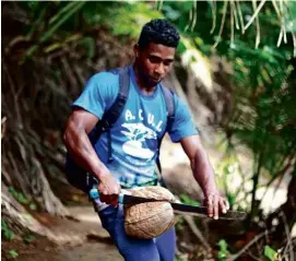  ?? ?? O guia José Antônio Oliveira dos Santos, 37, o Zé do Ambrósio, é especialis­ta em trilhas pela mata atlântica e por praias desertas de Itacaré, no sul da Bahia