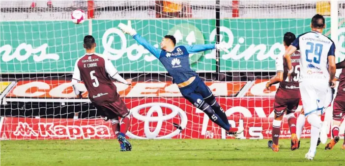  ?? ALBERT MARÍN ?? El portero morado Kevin Briceño no logró detener el potente y acertado disparo del generaleño Keylor Soto, quien sorpresiva­mente se sumó al ataque para el 2-2.