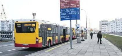  ??  ?? Autobusy linii 503 czekają na pasażerów na ul. Płaskowick­iej, po prawej nieczynna pętla Natolin