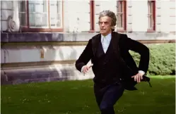  ??  ?? Peter Capaldi tut als der zwölfte Doctor, was jeder Doctor gut können sollte: Verdammt schnell rennen