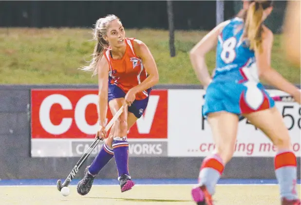  ?? Picture: BRENDAN RADKE ?? BRIGHT SIDE: Trinity Stingers skipper Jessica Watson looks to pass against Cairns Saints in the Cairns Hockey Women's A-grade match.