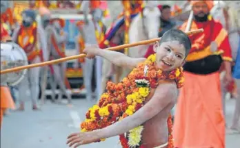  ?? PIC:SHEERAZ RIZVI/HT ?? A young devotee showcasing his skills during a procession at the site ahead of Kumbh Mela that begins on January 15.