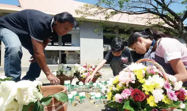  ??  ?? THE CITY government on Tuesday commemorat­es the March 4, 2003 airport bombing that killed at least 21 persons and injured at least 145 others at the waiting shed of the old Davao Internatio­nal Airport in Barangay Sasa. BING GONZALES