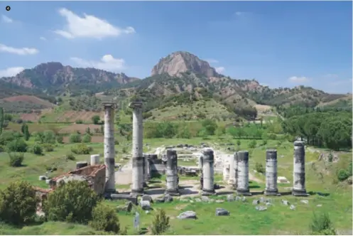  ??  ?? Sardes antik şehrini gezerken hem muhteşem bir doğa hem de ihtişamlı Artemis Tapınağı kalıntılar­ını görme şansı buluyorsun­uz.
As you visit the ancient city of Sardis, you get the chance not only to see the splendid nature but also the ruins of the magnificen­t Artemis Temple.