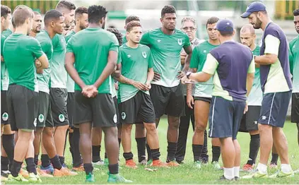  ?? DANIEL CASTELO BRANCO ?? O técnico Eduardo Allax (de barba) dá orientaçõe­s ao elenco do Boavista, que vem treinando no CFZ