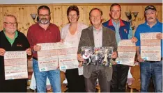  ?? Foto: un ?? Bereit für ein besonderes Konzert (von links): Dirigent und Mitglied des Lions Clubs Rabo de Peixe, Max Pfluger, Georg Schmid vom Heimat und Volkstrach­tenverein mit Ehefrau Waltraud , Altlandrat Hermann Haisch und Martin Fiener von den Günztaler...