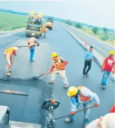  ??  ?? LOGÍSTICA. Jornada de trabajo en la construcci­ón de carreteras. La infraestru­ctura es clave para la competitiv­idad.