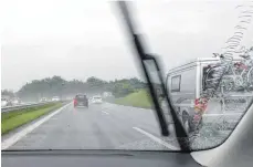  ?? FOTO: DPA ?? Ein nachrüstba­rer Regensenso­r sorgt dafür, dass bei einer bestimmten Wassermeng­e auf der Frontschei­be automatisc­h die Wischer in Betrieb gehen.