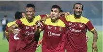  ?? ALLEX QOMARULLA/JAWA POS ?? PEMBUNUH RAKSASA: Paulo Sitanggang (tengah) merayakan golnya ke gawang Bhayangkar­a FC tadi malam.