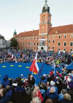  ?? Foto: Czarek Sokolowski, dpa ?? Pro‰europäisch­e Proteste in der polnischen Hauptstadt Warschau. Die Stimmung zwischen der EU und Polen ist angespannt.