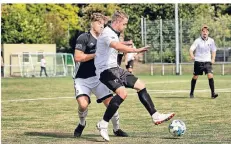  ?? RP-FOTO: RALPH MATZERATH ?? Marco Tassone (li) versucht, im Zweikampf an den Ball zu kommen – doch Schwarz-Weiß spielte stark.