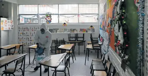  ?? CUARTOSCUR­O ?? La sanitizaci­ón de escuelas es parte de los protocolos para garantizar espacios seguros.