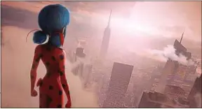  ??  ?? Marinette, alias la superhéroï­ne Ladybug, arrive à New York avec ses amis.