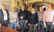  ?? FOTO: PRIVAT ?? Vorstand Vinzenz Kehrle (links) hat verdiente Mitglieder geehrt (von links): Reinhard Wichmann, Hermann Schmid, Kurt Maier, Fritz Appel und Werner Jeggle. Auf dem Bild fehlen: Otto Härtle, Walter Ries und Rüdiger Schwennig.