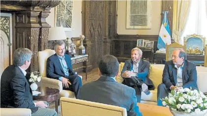  ?? PRESIDENCI­A ?? Mesa chica. Macri en la reunión de ayer, con Peña, Frigerio y Sanz, que regresó a la Casa Rosada.