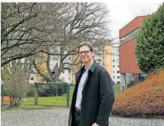  ?? FOTO: EVKS/EULENSTEIN ?? Pfarrer John Nicholls vor seiner neuen Wirkungsst­ätte, der Maria-Magdalenen­Kirche mit Gemeindeze­ntrum auf dem Eschberg.