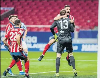  ?? FOTO:AP ?? Jan Oblak, felicitado por sus compañeros,