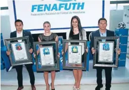  ?? FOTO: ANDRO RODRÍGUEZ ?? Saíd, Melissa, Shirley Perelló y Walter López recibieron una placa. Jorge Salomón y Benigno Pineda estuvieron en el evento.