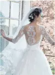  ?? FOTO: CYMBELINE ?? So manches Brautkleid hat einen besonders in Szene gesetzten Rücken.