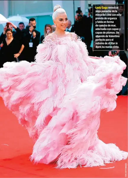  ??  ?? Lady Gaga revivió el viejo panache de la meca del cine con esta prenda de organza y falda en forma de concha de mar, adornada con capas y capas de plumas. Un atuendo de Valentino perfecto para el estreno de A Star is Born, su nueva cinta.