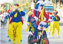  ??  ?? Una marimonda maneja alocadamen­te su bicicleta en la Vía 40.