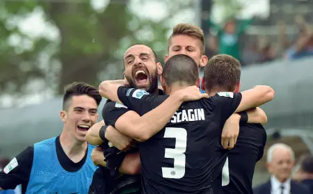  ?? Che gioia ?? I giocatori del Venezia festeggian­o la vittoria in extremis con il Foggia: tre punti fondamenta­li per inseguire la A (Vision) La scheda
Il Venezia a 180 minuti dalla fine della stagione regolare è quinto in classifica a pari merito con il Parma.
Importante per i lagunari la sconfitta domenica al Manuzzi di Cesena dei Ducali, che sono comunque in vantaggio negli scontri diretti.
Sabato pomeriggio la squadra di Inzaghi giocherà alle 15 allo Zini di Cremona, contro una squadra ancora non certa di evitare la coda dei playout.
Il campionato di serie B si chiuderà venerdì 18 maggio con l’ultimo turno alle 20,30 per tutti.
Il Venezia chiuderà con il Pescara, squadra già certa della permanenza in serie B e quindi senza più nulla da chiedere alla sua stagione.