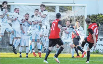  ?? ARCHIV- FOTO: HUBERT MÖHRLE ?? Auch vor zwei Jahren spielte Ostrach in der Saisonendp­hase gegen den SV Oberzell. In der Ostracher Mauer
( v. l.): Christoph Rohmer, heute beim FSV Hollenbach aktiv, Dieter Styben, der seine Fußballsch­uhe an den Nagel hängt, Simon Kober, der als...