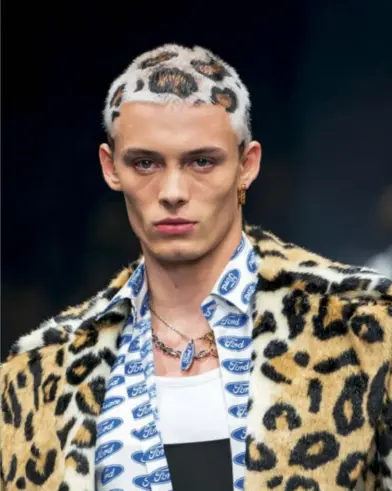  ??  ?? Il modello João Knorr con la chioma leopardata (realizzata da Guido Palau) in passerella per Versace