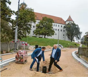  ?? Foto: Simone Bronnhuber ?? Stadtbaume­ister Thomas Wanner (links) und Bürgermeis­ter Gerrit Maneth mitten in der Straße „An der Bleiche“: In den nächsten Wochen sollen die Arbeiten abgeschlos­sen sein.