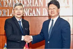  ??  ?? Successful meeting: Mah (left) shaking hands with Bai at a
joint press conference in Putrajaya.