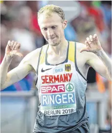  ?? FOTO: IMAGO ?? Richard Ringer zeigte es selbst an, als er acht Runden vor Ende des 10 000- Meter- Rennens ausstieg: Das war nix.