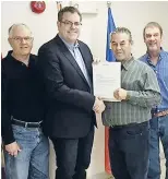  ??  ?? Le conseiller municipal Harold McGrath, le ministre de la Santé Benoît Bourque, le maire Jean Hébert et le conseiller Marc Goguen. - Gracieuset­é