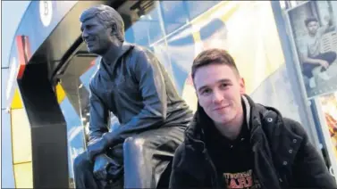  ??  ?? Nacho González, junto a la estatua de Graham Taylor en el Vicarage Road, estadio del Watford.