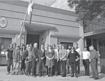  ??  ?? PARTiCiPAN­TES E iNViTADOS a la ceremonia de firma del Memorandum de Entendiime­nto entre el Consuilado de México y la organizaci­ón All Yuma Center posan para la foto en el exterior de consulado.