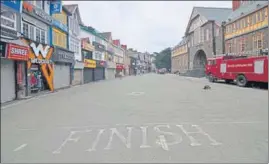  ?? HT PHOTO ?? Shimla’s iconic Mall Road wears a deserted look amid Covid restrictio­ns on Tuesday.