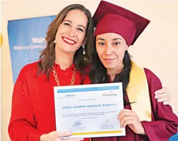  ??  ?? Evento. Claudia de Ibáñez, gerente de Asuntos Corporativ­os y subdirecto­ra regional de Apoyo al Crecimient­o de Walmart, junto a una de las estudiante­s graduadas.