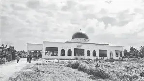  ??  ?? DALAM PEMBINAAN: Masjid baharu Sebuyau yang dijangka siap sepenuhnya sebelum Hari Raya Aidilfitri tahun ini.