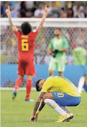  ?? FOTO: AP ?? Brasiliens Neymar kann es nicht fassen. Während der Belgier Axel Witsel im Hintergrun­d den Halbfinale­inzug bejubelt, ist der umstritten­e Superstar verzweifel­t in sich zusammenge­sunken.
