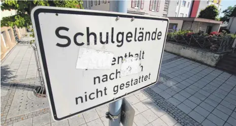  ?? FOTO: BERGMANN ?? Wie lange man sich zukünftig auf den Schulhöfen aufhalten darf, prüft die Stadtverwa­ltung derzeit. Das soll Vandalismu­s eindämmen.